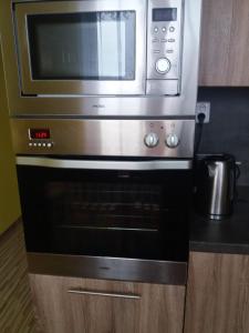 Kuchyňa alebo kuchynka v ubytovaní Apartmán u Klínovce