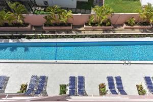 A piscina localizada em Butterfly Beach Hotel ou nos arredores