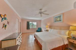 Cama ou camas em um quarto em Butterfly Beach Hotel