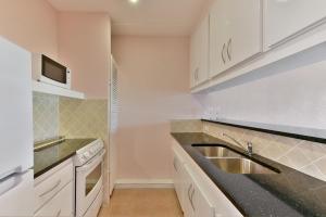 A cozinha ou cozinha compacta de Butterfly Beach Hotel