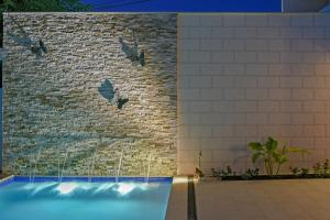 A piscina localizada em Butterfly Beach Hotel ou nos arredores