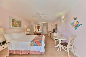 Cama ou camas em um quarto em Butterfly Beach Hotel