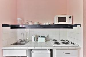 A cozinha ou cozinha compacta de Butterfly Beach Hotel