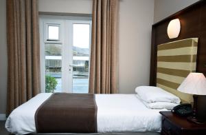 Una cama o camas en una habitación de Leenane Hotel