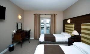 Una cama o camas en una habitación de Leenane Hotel