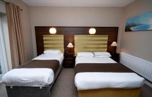 Una cama o camas en una habitación de Leenane Hotel