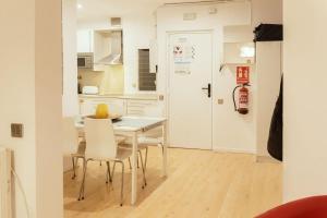 バルセロナにあるNice apartment in the middle of Bornのキッチン、ダイニングルーム(テーブル、椅子付)
