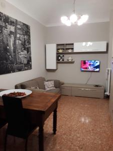 uma sala de estar com uma mesa e um sofá em IL PORTONE VERDE em Turim