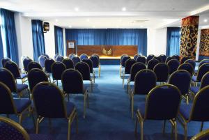 an empty room with chairs and a podium at El Aguila del Tuyu in San Clemente del Tuyú +65 photos
