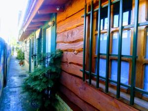 un edificio con ventanas laterales en La Casa De La Abuela Departamentos en El Bolsón