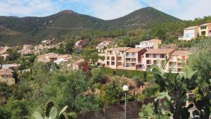 un pueblo con casas y montañas en el fondo en Rochemarine Panoramic, en Théoule-sur-Mer
