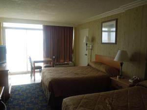 um quarto de hotel com duas camas e uma janela em Seahawk Motel em Virginia Beach