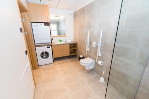 Kylpyhuone majoituspaikassa Hrimland Apartments
