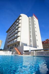un hotel con piscina di fronte di Hotel Miramar Playa a Playa de Miramar