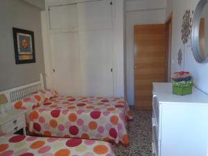 カルプにあるEDIFICIO LA LUZの小さなベッドルーム(ベッド2台、テーブル付)