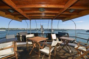 Ein Balkon oder eine Terrasse in der Unterkunft Venezia Boat & Breakfast Caicco Freedom