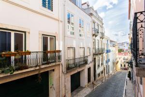 リスボンにあるBrand new Bairro Alto old style apartmentの白い建物のある街路