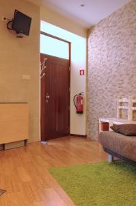 ヴィラ・ノヴァ・デ・ガイアにあるOporto2All Apartments - Apt2のリビングルーム(壁にテレビ付)