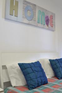 ヴィラ・ノヴァ・デ・ガイアにあるOporto2All Apartments - Apt3のベッド1台(枕2つ付)