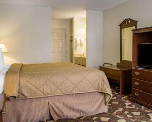 Quality Inn Broken Arrow - Tulsa客房内的一张或多张床位