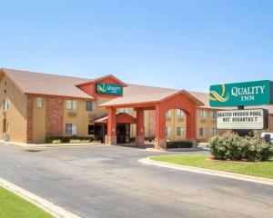 布罗肯阿罗Quality Inn Broken Arrow - Tulsa的酒店正面图