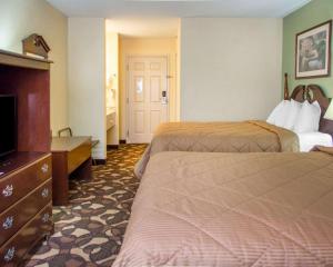 Quality Inn Broken Arrow - Tulsa客房内的一张或多张床位