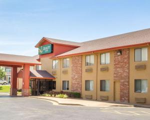 布罗肯阿罗Quality Inn Broken Arrow - Tulsa的一家标有读报新雅克旅馆标志的酒店