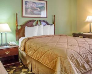 Quality Inn Broken Arrow - Tulsa客房内的一张或多张床位