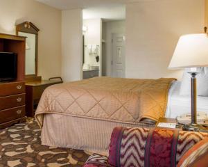 Quality Inn Broken Arrow - Tulsa客房内的一张或多张床位
