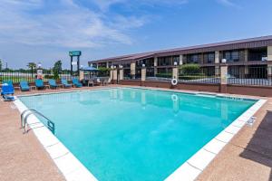 帕里斯的住宿－德克薩斯帕里斯品質酒店，酒店前方的大型游泳池