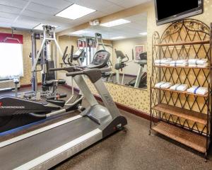 Comfort Inn في Harriman: صالة ألعاب رياضية مع آلة ركض ومرآة