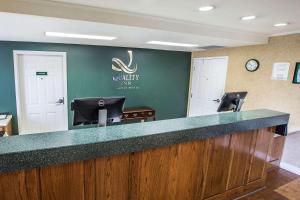 a bar in a waiting room with a green wall at Quality Inn Kingsport South in Kingsport