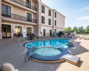 a swimming pool in front of a building at Comfort Suites Houston West at Clay Road in Houston
