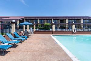 The swimming pool at or close to Quality Inn Paris Texas