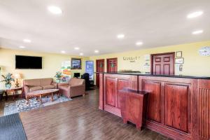 Лобби или стойка регистрации в Quality Inn Paris Texas