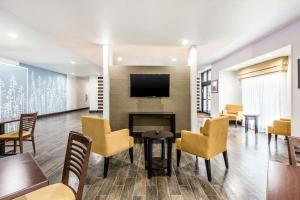 TV a/nebo společenská místnost v ubytování Sleep Inn & Suites - Bryan