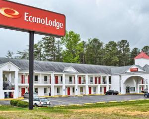 un edificio con una señal delante de él en Econo Lodge, en Ruther Glen