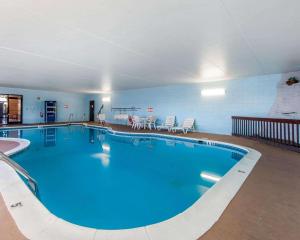 Πισίνα στο ή κοντά στο Quality Inn Maysville