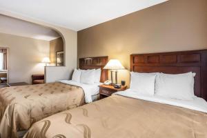 Кровать или кровати в номере Quality Suites Paducah I-24