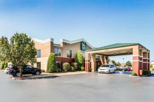 un hotel con coches estacionados en un estacionamiento en Quality Suites Paducah I-24, en Paducah