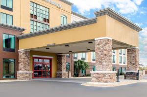 un grand bâtiment avec une porte rouge dans l'établissement Comfort Inn & Suites Biloxi-D'Iberville, à Biloxi