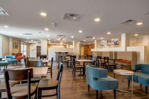 un comedor con mesas y sillas en un restaurante en MainStay Suites Geismar - Gonzales, en Geismar