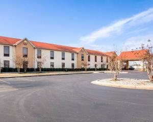 una strada vuota di fronte a un grande edificio di Comfort Inn a Livingston