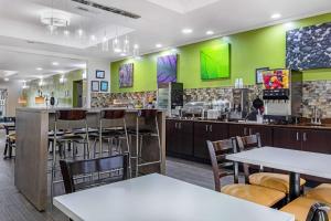 Sleep Inn & Suites Millbrook - Prattville tesisinde bir restoran veya yemek mekanı