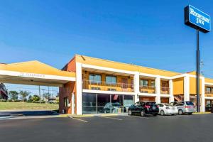 un hotel con dos coches estacionados frente a él en Rodeway Inn Prattville I-65, en Prattville