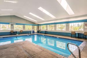 una gran piscina con sillas y una mesa en Quality Inn & Suites Westminster - Broomfield, en Westminster