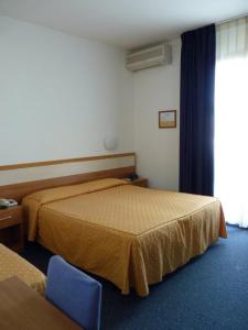 Tempat tidur dalam kamar di Hotel Gambrinus