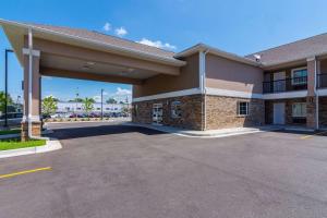 a large parking lot in front of a building at Econo Lodge Inn & Suites North Little Rock near Riverfront in North Little Rock