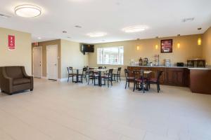 a restaurant with tables and chairs and a bar at Econo Lodge Inn & Suites North Little Rock near Riverfront in North Little Rock