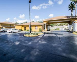 un estacionamiento frente a un edificio en Quality Inn Orange City, en Orange City